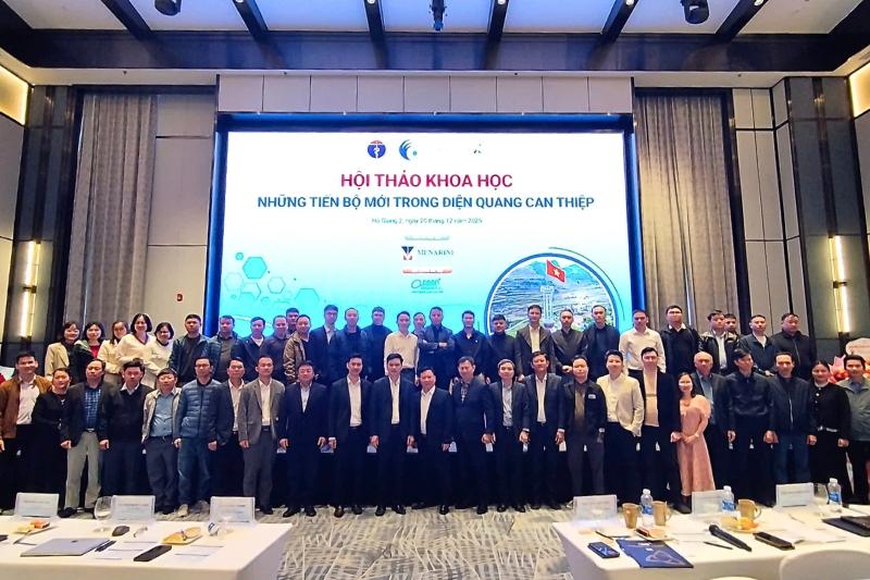 Các đại biểu tham dự hội thảo cùng chụp ảnh lưu niệm