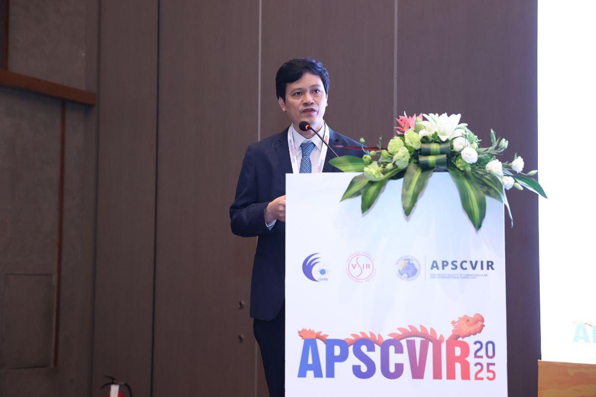 PGS.TS. Vũ Đăng Lưu, Chủ tịch Chi hội Điện quang Can thiệp Việt Nam trao đổi tại hội nghị